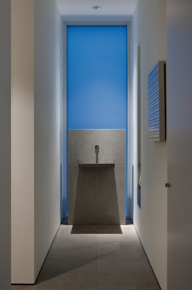 Cette image montre un WC et toilettes minimaliste avec du carrelage en pierre calcaire.