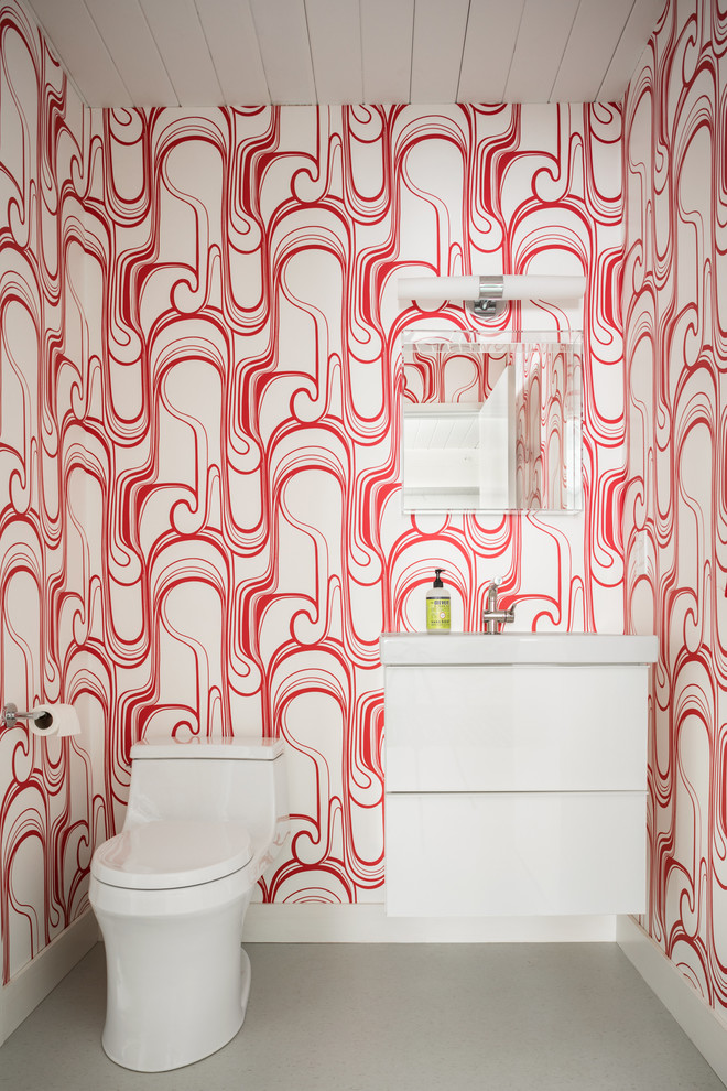 На фото: туалет в стиле ретро с плоскими фасадами, белыми фасадами, унитазом-моноблоком, разноцветными стенами и серым полом с