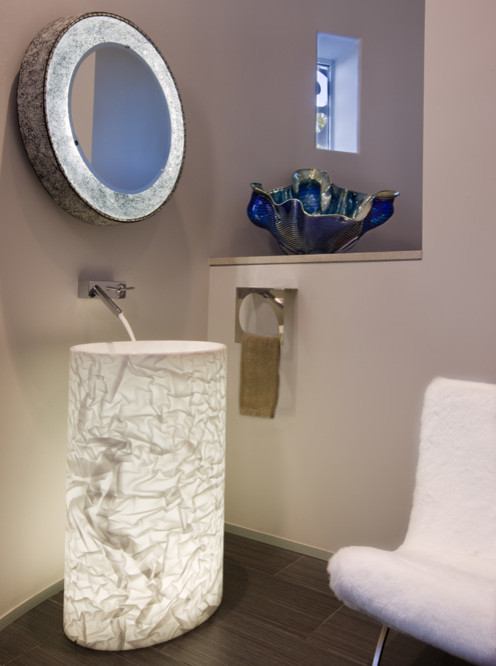 Foto di un bagno di servizio design di medie dimensioni con pavimento con piastrelle in ceramica, lavabo a colonna, WC a due pezzi, pareti grigie e pavimento marrone