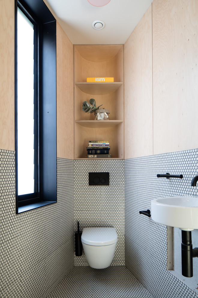 Idées déco pour un petit WC suspendu contemporain avec un carrelage blanc, mosaïque, un sol en carrelage de terre cuite, un lavabo suspendu, un sol blanc et un placard sans porte.