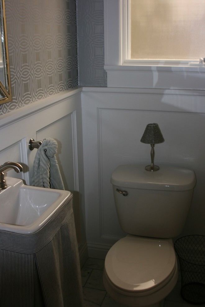 Small classic cloakroom in Boise with a two-piece toilet, grey walls and a vessel sink.