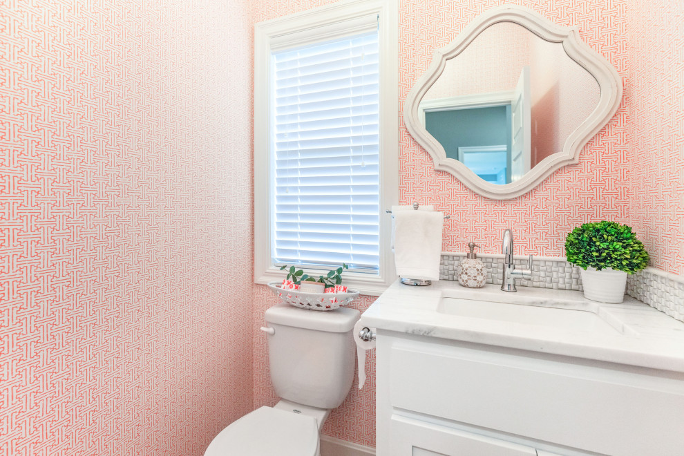 Idéer för mellanstora maritima grått toaletter, med skåp i shakerstil, vita skåp, en toalettstol med hel cisternkåpa, orange väggar, ljust trägolv, ett undermonterad handfat, marmorbänkskiva och flerfärgat golv