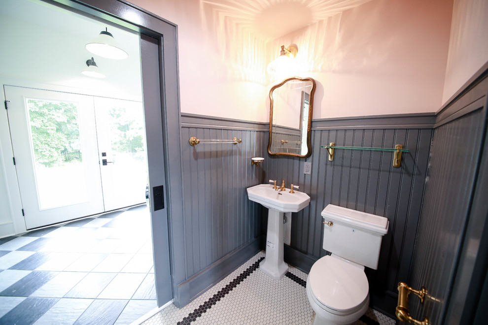 Réalisation d'un petit WC et toilettes champêtre avec WC à poser, un carrelage blanc, un mur blanc, un lavabo de ferme et un sol multicolore.