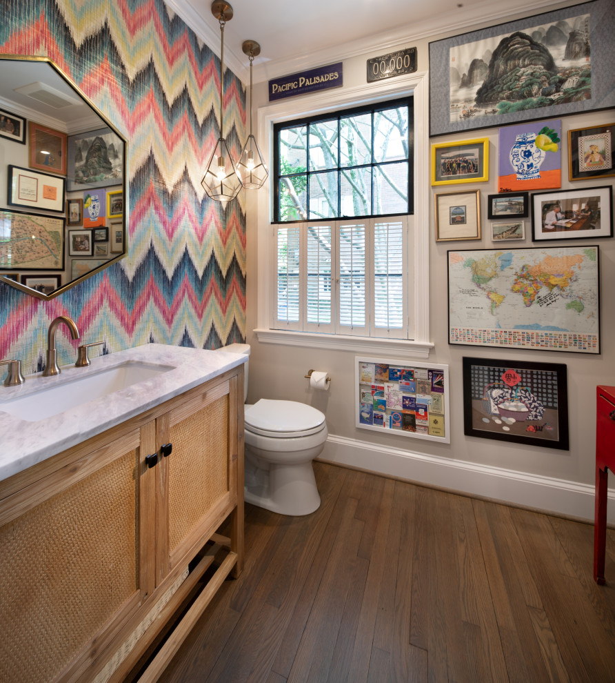Idée de décoration pour un petit WC et toilettes tradition en bois clair avec un sol en bois brun, un lavabo encastré, un plan de toilette en quartz modifié, un sol marron, un plan de toilette blanc, un placard en trompe-l'oeil et un mur multicolore.