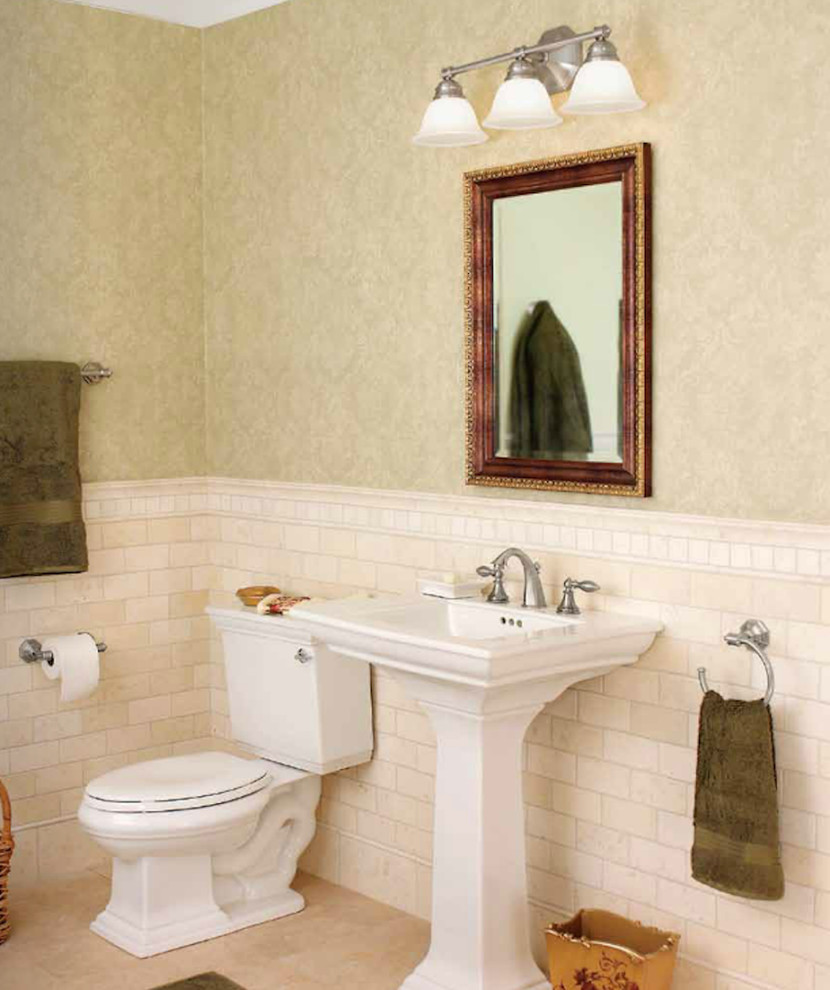 Klassische Gästetoilette mit weißen Fliesen, Keramikfliesen, beiger Wandfarbe, Keramikboden und Sockelwaschbecken in Burlington