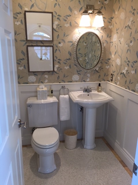 Kleine Klassische Gästetoilette mit Wandtoilette mit Spülkasten, beigen Fliesen, beiger Wandfarbe, Marmorboden und Sockelwaschbecken in Philadelphia