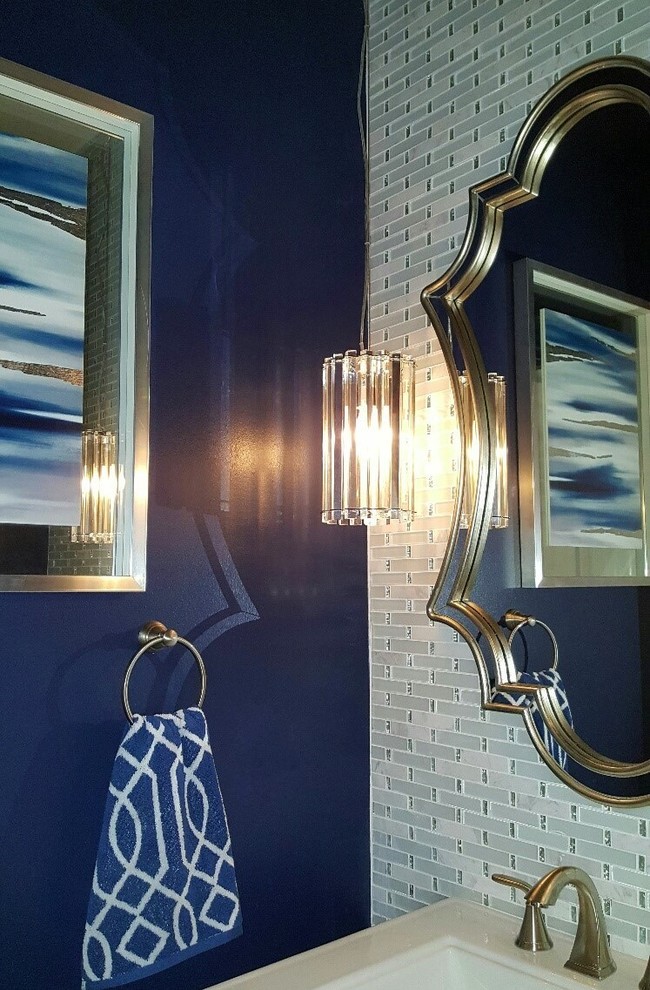 Kleine Klassische Gästetoilette mit grauen Fliesen, Glasfliesen und blauer Wandfarbe in Miami