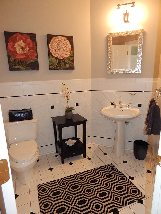 Moderne Gästetoilette mit Toilette mit Aufsatzspülkasten und beiger Wandfarbe in New York
