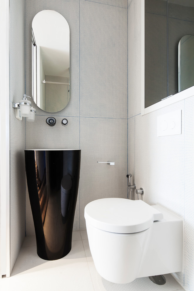 Inspiration pour un WC suspendu design avec un carrelage beige, un mur beige, un lavabo de ferme et un sol beige.