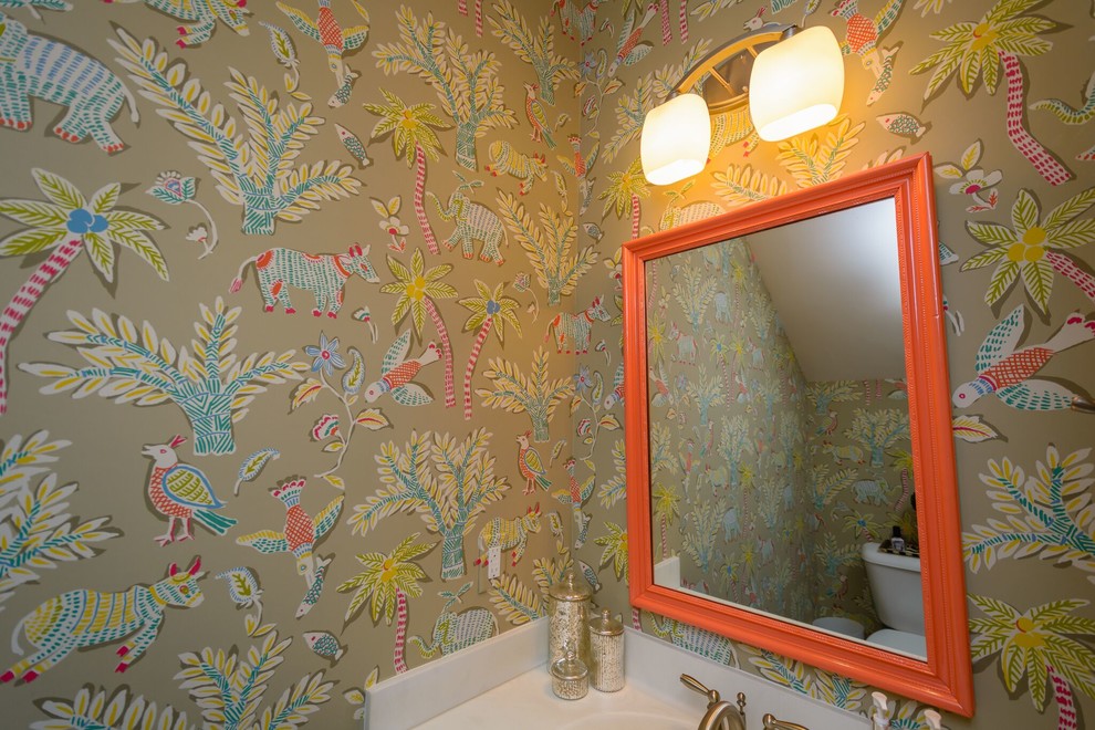 Idée de décoration pour un WC et toilettes tradition de taille moyenne avec WC séparés, un mur multicolore, un lavabo intégré, un plan de toilette en quartz et un plan de toilette blanc.