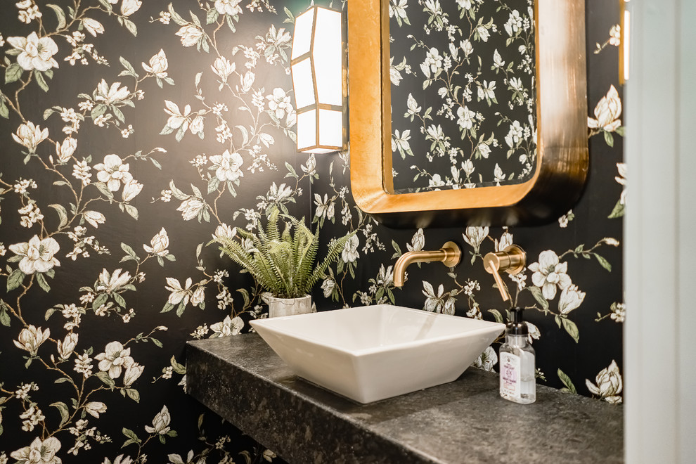 Moderne Gästetoilette mit schwarzer Wandfarbe, Aufsatzwaschbecken und schwarzer Waschtischplatte in Austin