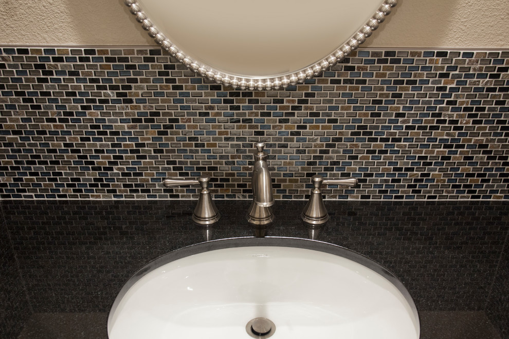 Exempel på ett litet klassiskt toalett, med skåp i shakerstil, vita skåp, en toalettstol med separat cisternkåpa, flerfärgad kakel, glasskiva, beige väggar, skiffergolv, ett undermonterad handfat, granitbänkskiva och flerfärgat golv