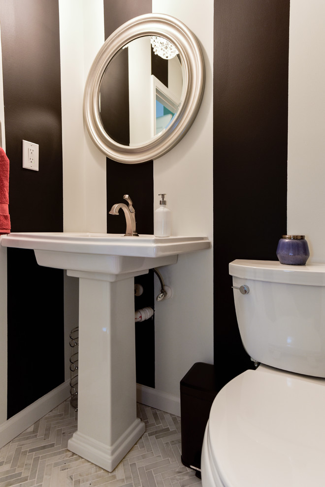 На фото: туалет среднего размера в стиле неоклассика (современная классика) с раздельным унитазом, разноцветными стенами, мраморным полом, раковиной с пьедесталом и серым полом