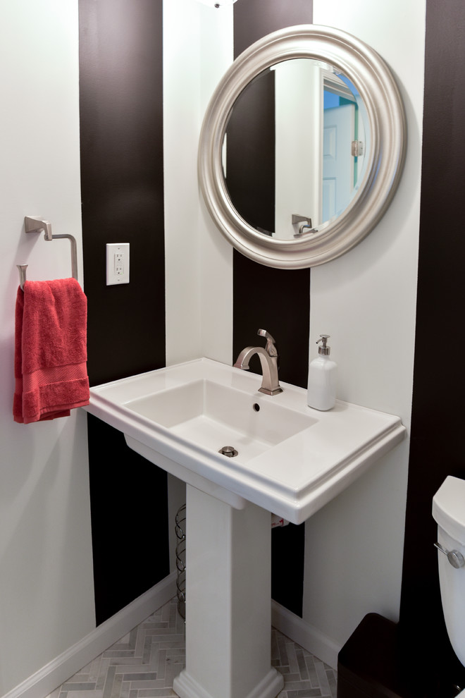 Aménagement d'un WC et toilettes classique de taille moyenne avec WC séparés, un mur multicolore, un sol en marbre, un lavabo de ferme et un sol gris.