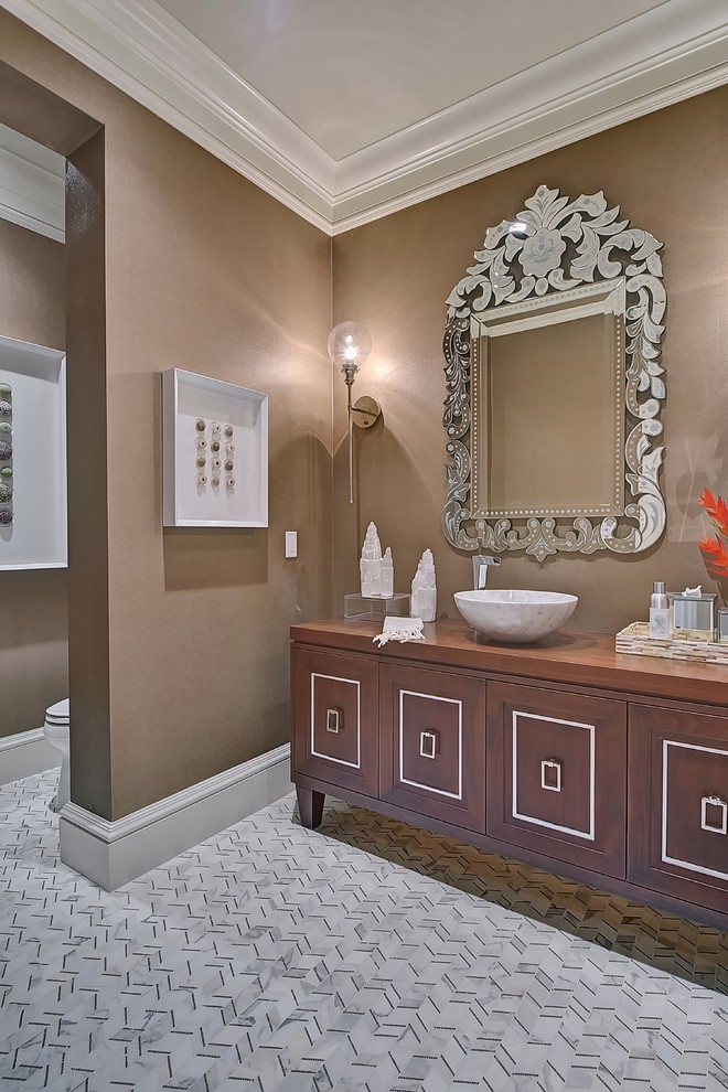 Exemple d'un très grand WC et toilettes chic en bois brun avec une vasque, un placard en trompe-l'oeil, un plan de toilette en bois, un mur marron et un sol en marbre.