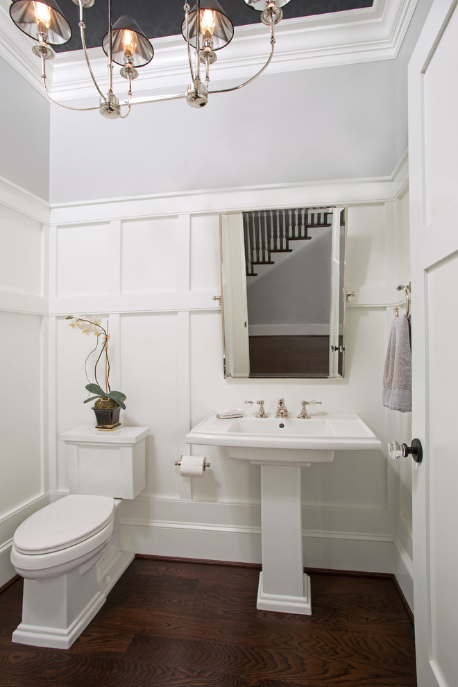 Ispirazione per un bagno di servizio chic di medie dimensioni con WC a due pezzi, pareti grigie, parquet scuro, lavabo a colonna e pavimento marrone