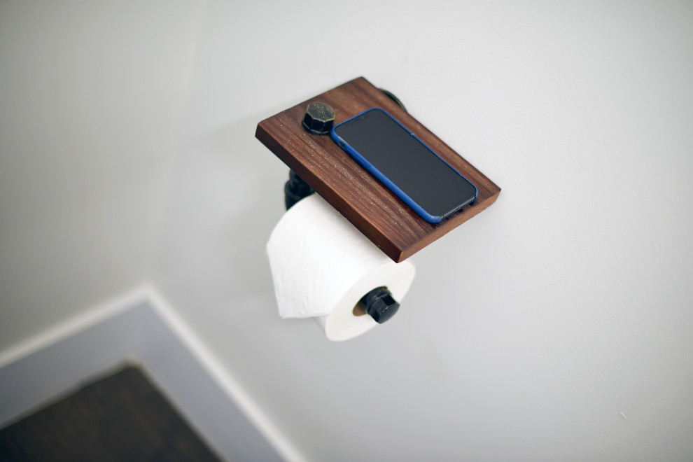 Idéer för ett litet modernt brun toalett, med skåp i shakerstil, vita skåp, en toalettstol med separat cisternkåpa, vita väggar och ett fristående handfat