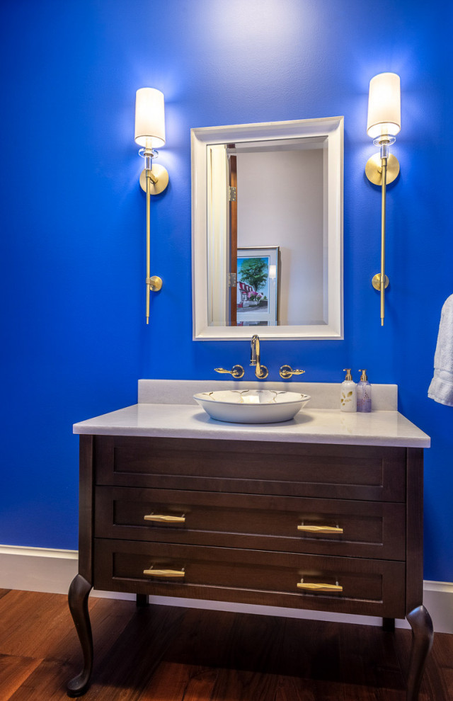 Kleine Klassische Gästetoilette mit verzierten Schränken, braunen Schränken, blauer Wandfarbe, braunem Holzboden, Aufsatzwaschbecken, Quarzwerkstein-Waschtisch, braunem Boden und weißer Waschtischplatte in Vancouver