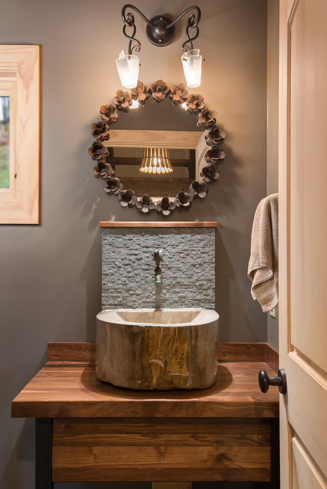 Idee per un piccolo bagno di servizio stile rurale con piastrelle grigie, piastrelle in ardesia, pareti grigie, lavabo a bacinella e top in legno