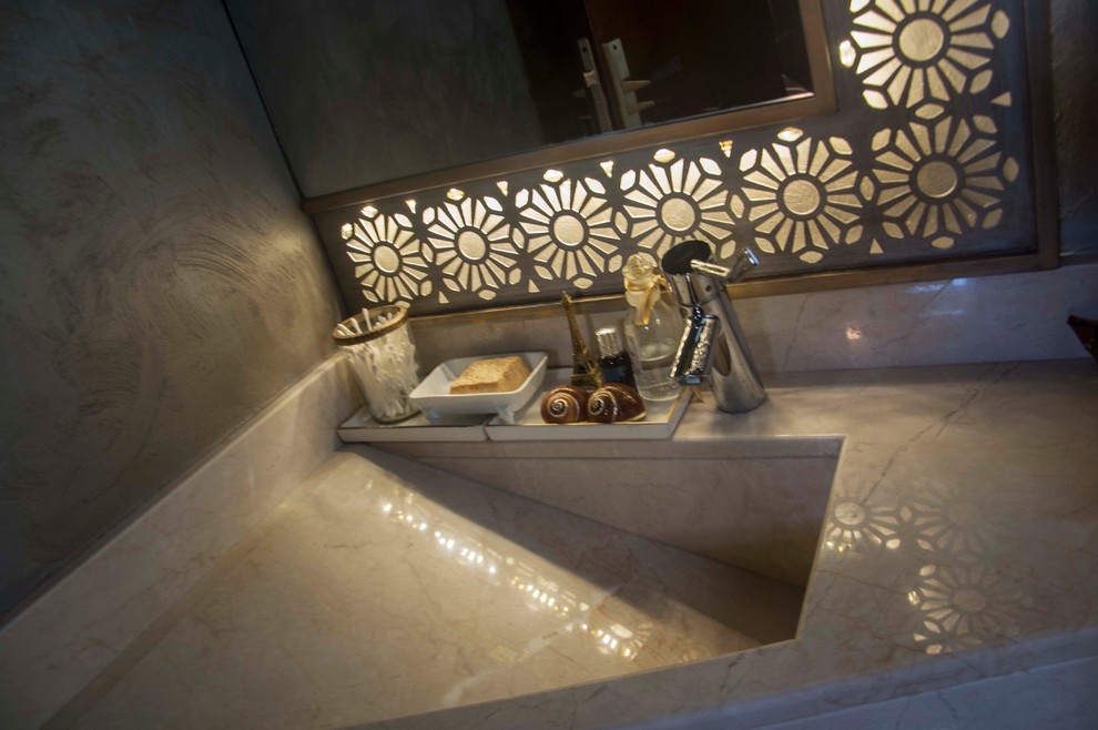 Immagine di un piccolo bagno di servizio boho chic con nessun'anta, pareti grigie, pavimento in marmo e top in marmo
