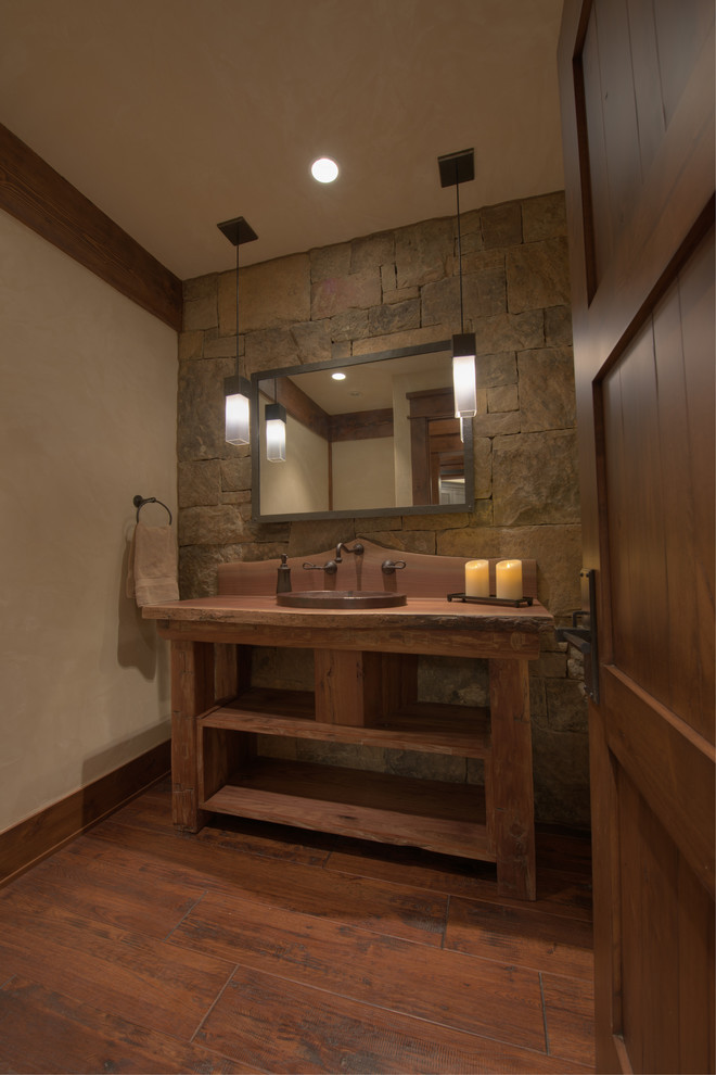 Mittelgroße Rustikale Gästetoilette mit offenen Schränken, hellbraunen Holzschränken, dunklem Holzboden, Einbauwaschbecken, Waschtisch aus Holz und brauner Waschtischplatte in Denver