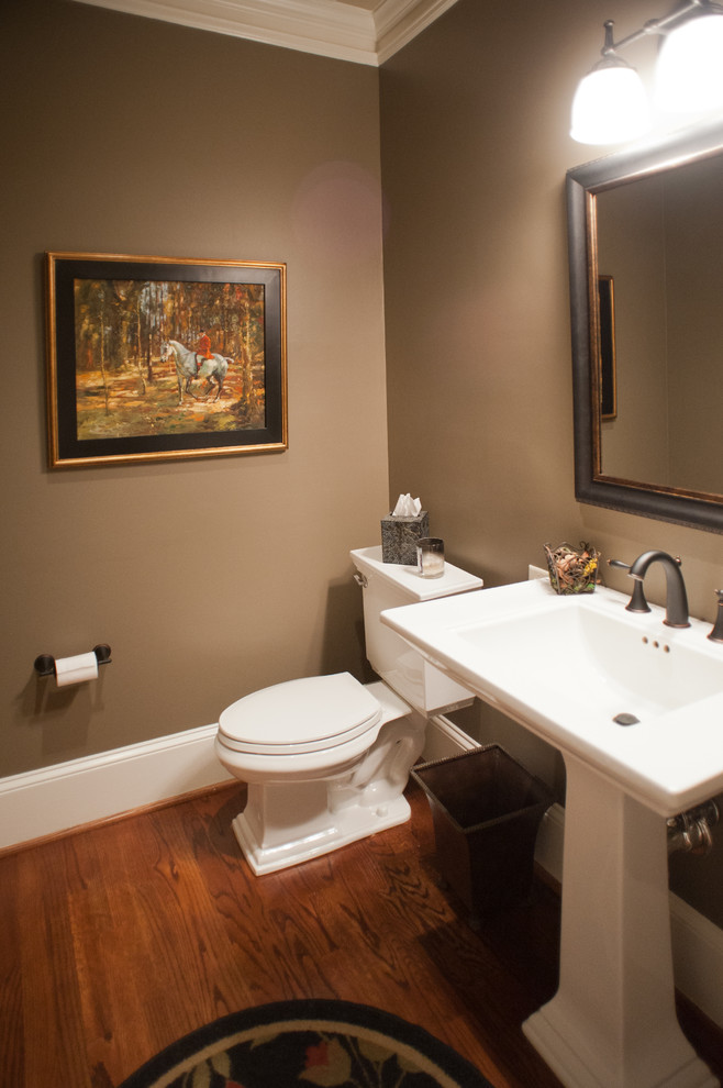 アトランタにあるトラディショナルスタイルのおしゃれなトイレ・洗面所の写真