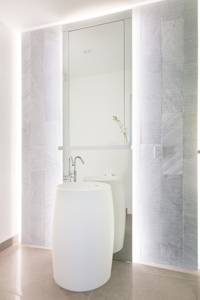 На фото: туалет среднего размера в современном стиле с раздельным унитазом, серой плиткой, каменной плиткой, белыми стенами, полом из цементной плитки, раковиной с пьедесталом и серым полом