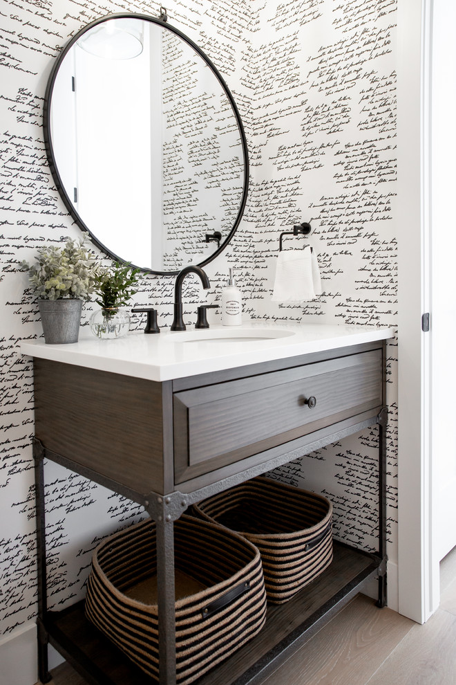 Idéer för ett lantligt vit toalett, med luckor med upphöjd panel, skåp i mörkt trä, bänkskiva i akrylsten och brunt golv