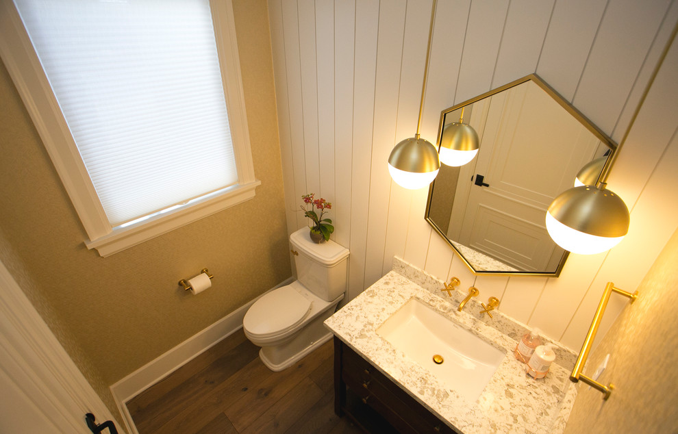 Foto på ett litet vintage toalett, med möbel-liknande, skåp i slitet trä, ett undermonterad handfat och bänkskiva i kvarts