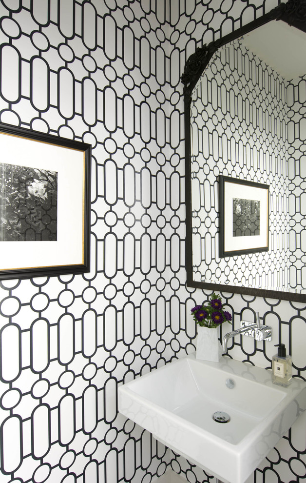 Inspiration för ett vintage toalett, med ett väggmonterat handfat och flerfärgade väggar