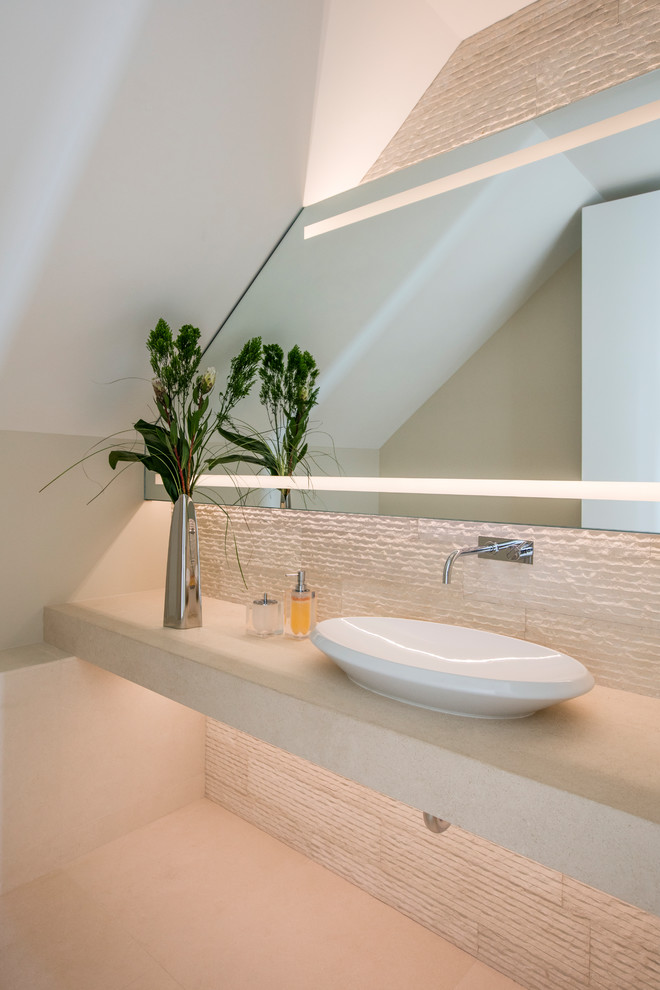 Foto di un bagno di servizio minimalista di medie dimensioni con ante beige, pareti bianche, lavabo a bacinella, top in pietra calcarea, pavimento beige e top beige