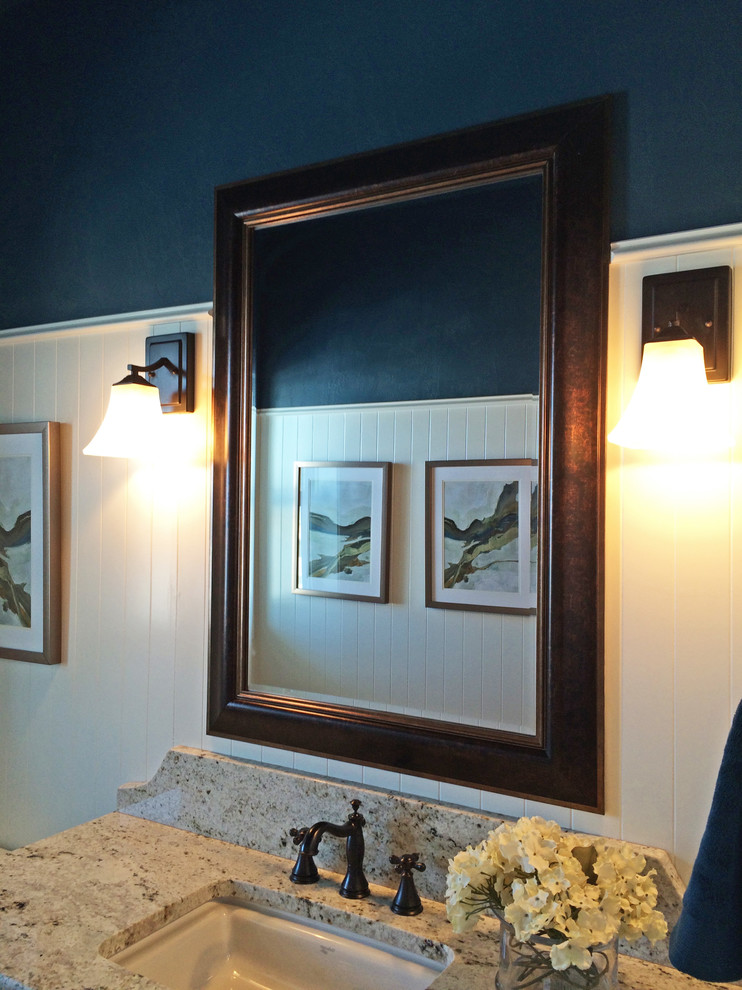 Mittelgroße Moderne Gästetoilette mit Unterbauwaschbecken, verzierten Schränken, weißen Schränken, Granit-Waschbecken/Waschtisch und blauer Wandfarbe in Milwaukee