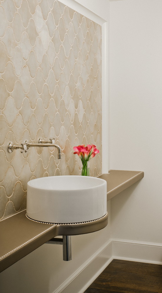 Ispirazione per un piccolo bagno di servizio tradizionale con lavabo a bacinella, piastrelle beige, piastrelle in ceramica, pareti bianche e parquet scuro