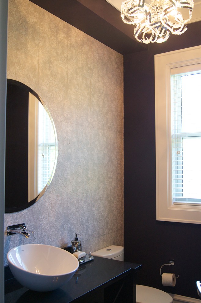 Aménagement d'un grand WC et toilettes classique en bois foncé avec une vasque, un plan de toilette en quartz, WC à poser, un carrelage gris, des carreaux de céramique, un mur violet et un sol en bois brun.