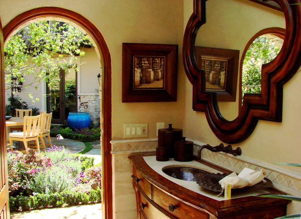 Inspiration for a mediterranean cloakroom in Los Angeles.