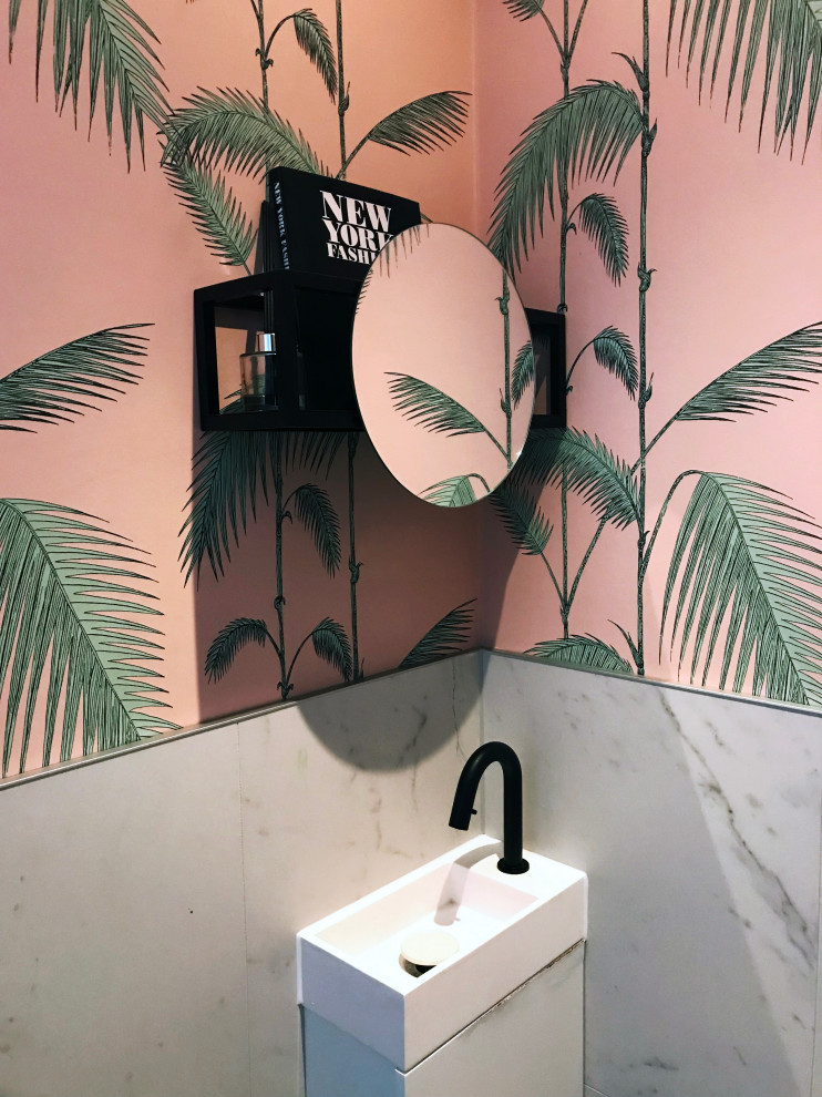 Cette photo montre un petit WC suspendu moderne avec un carrelage blanc, des carreaux de céramique, un mur rose, un sol en carrelage de céramique, un lavabo suspendu et un sol blanc.
