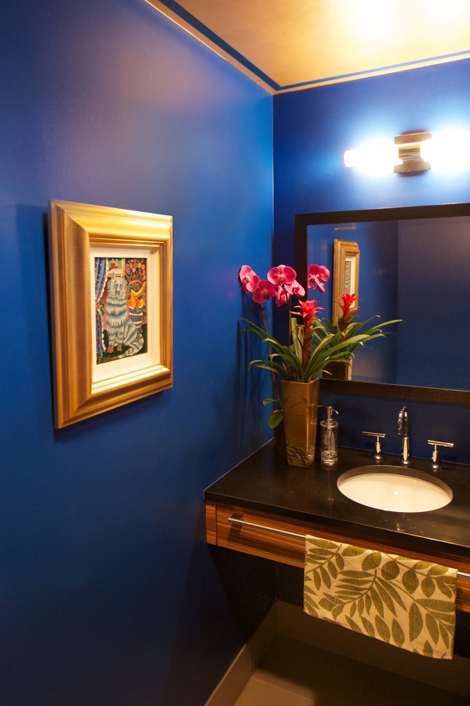 Идея дизайна: маленький туалет в стиле модернизм с синими стенами, паркетным полом среднего тона, врезной раковиной, столешницей из дерева и коричневым полом для на участке и в саду