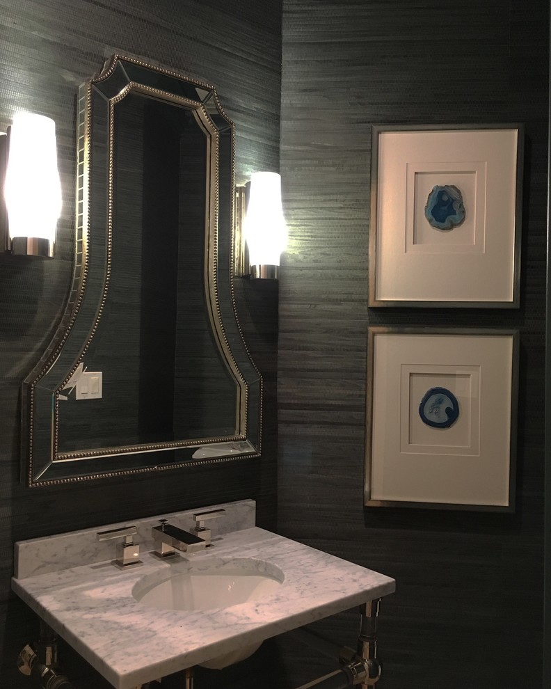 Esempio di un piccolo bagno di servizio design con WC a due pezzi, pareti verdi, pavimento in travertino, lavabo sottopiano, top in marmo e pavimento beige