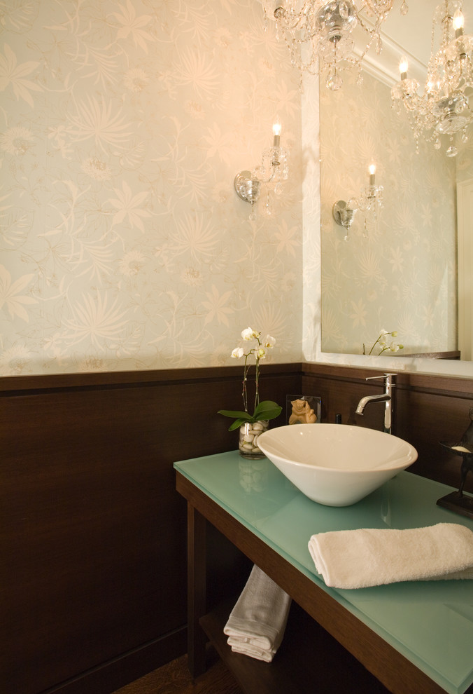 Immagine di un piccolo bagno di servizio classico con nessun'anta, ante in legno scuro, pavimento in legno massello medio, lavabo a bacinella e top in vetro