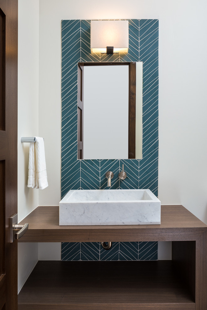 Foto di un bagno di servizio minimal con piastrelle blu e top in legno