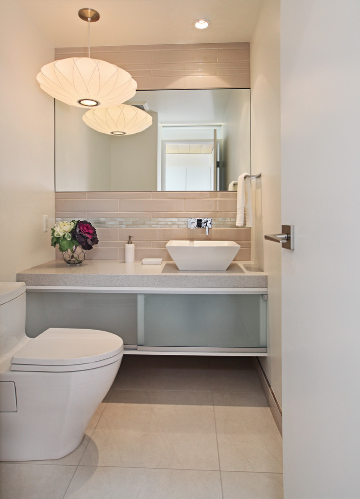 Cette photo montre un WC et toilettes tendance avec une vasque, un placard à porte plane, un carrelage beige et un plan de toilette gris.