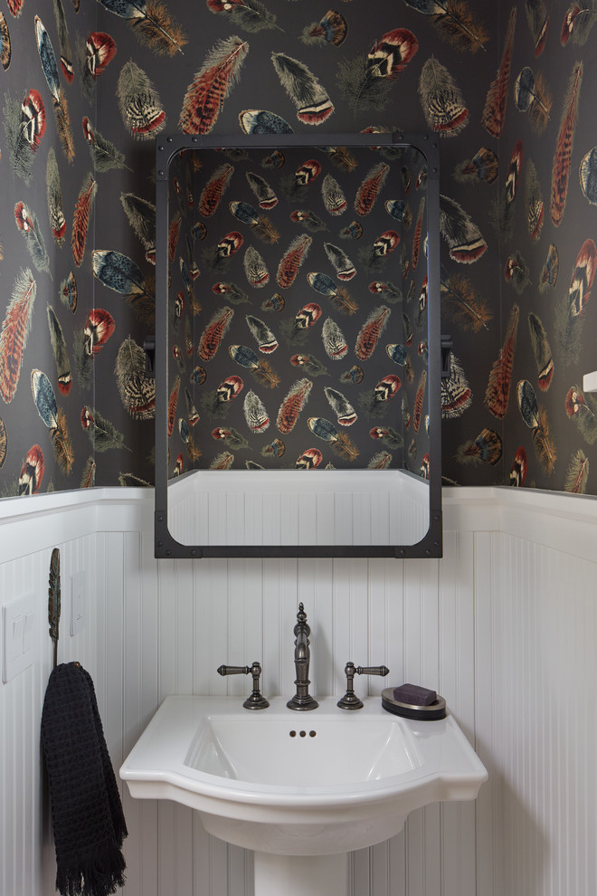 Immagine di un piccolo bagno di servizio stile marinaro con lavabo a colonna e pareti multicolore