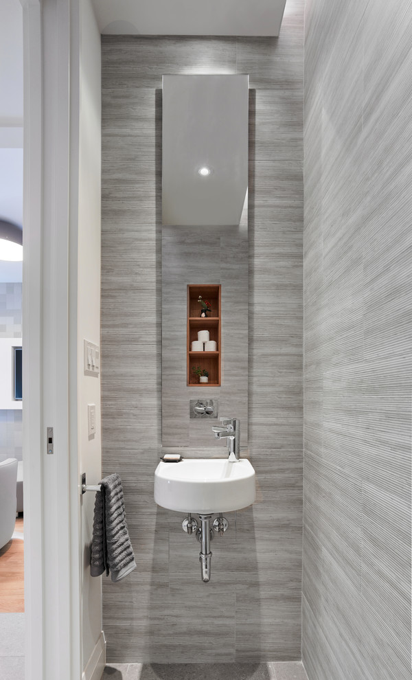 Foto di un piccolo bagno di servizio design con piastrelle grigie, lavabo sospeso, pavimento grigio e pareti bianche