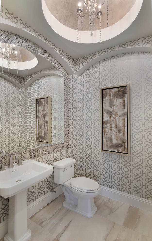 Стильный дизайн: туалет в средиземноморском стиле с раковиной с пьедесталом, разноцветными стенами и бежевым полом - последний тренд