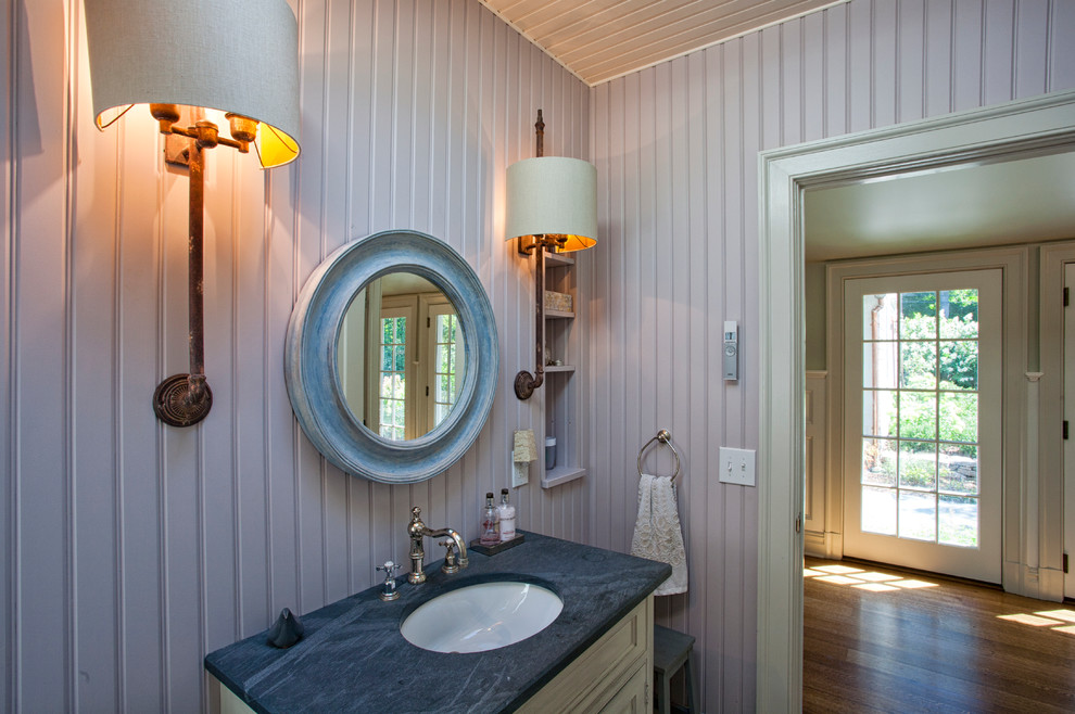 Exemple d'un WC et toilettes nature de taille moyenne avec un lavabo encastré, un placard en trompe-l'oeil, des portes de placard beiges, un plan de toilette en stéatite, un mur gris, un sol en bois brun et un plan de toilette gris.