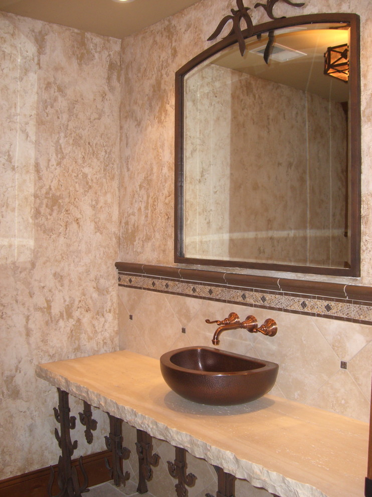 Свежая идея для дизайна: туалет среднего размера в классическом стиле с белой плиткой, каменной плиткой, мраморной столешницей, разноцветными стенами и настольной раковиной - отличное фото интерьера