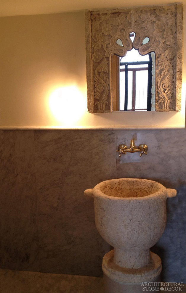 Ispirazione per un bagno di servizio mediterraneo di medie dimensioni con pavimento in pietra calcarea, lavabo a colonna e top in pietra calcarea