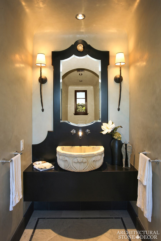 Esempio di un bagno di servizio mediterraneo di medie dimensioni con pavimento in pietra calcarea e lavabo a bacinella