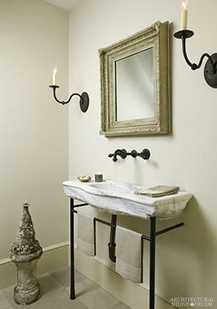 トロントにある中くらいな地中海スタイルのおしゃれなトイレ・洗面所 (ライムストーンの床、コンソール型シンク、ライムストーンの洗面台) の写真