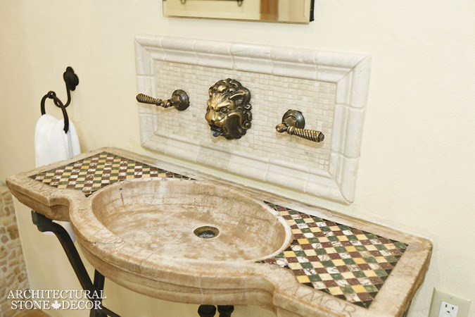 Foto di un ampio bagno di servizio mediterraneo con pavimento in pietra calcarea, lavabo integrato e top in pietra calcarea